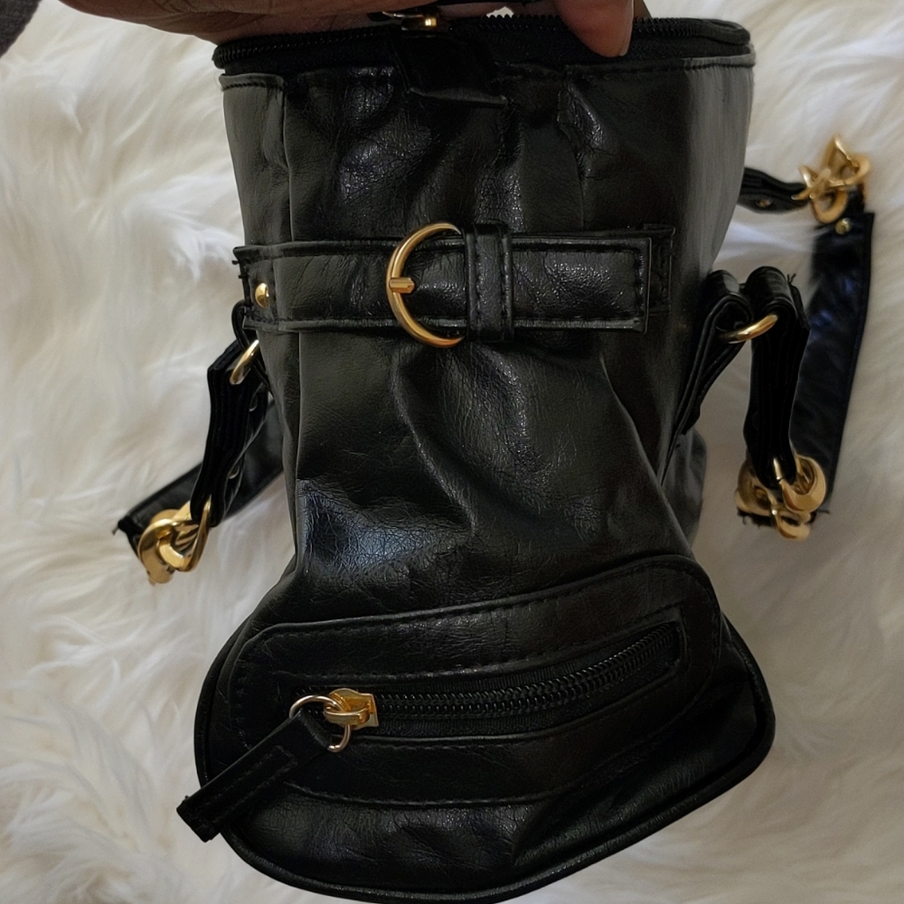 Black handbag with gold chain detail - Picture 2 of 5